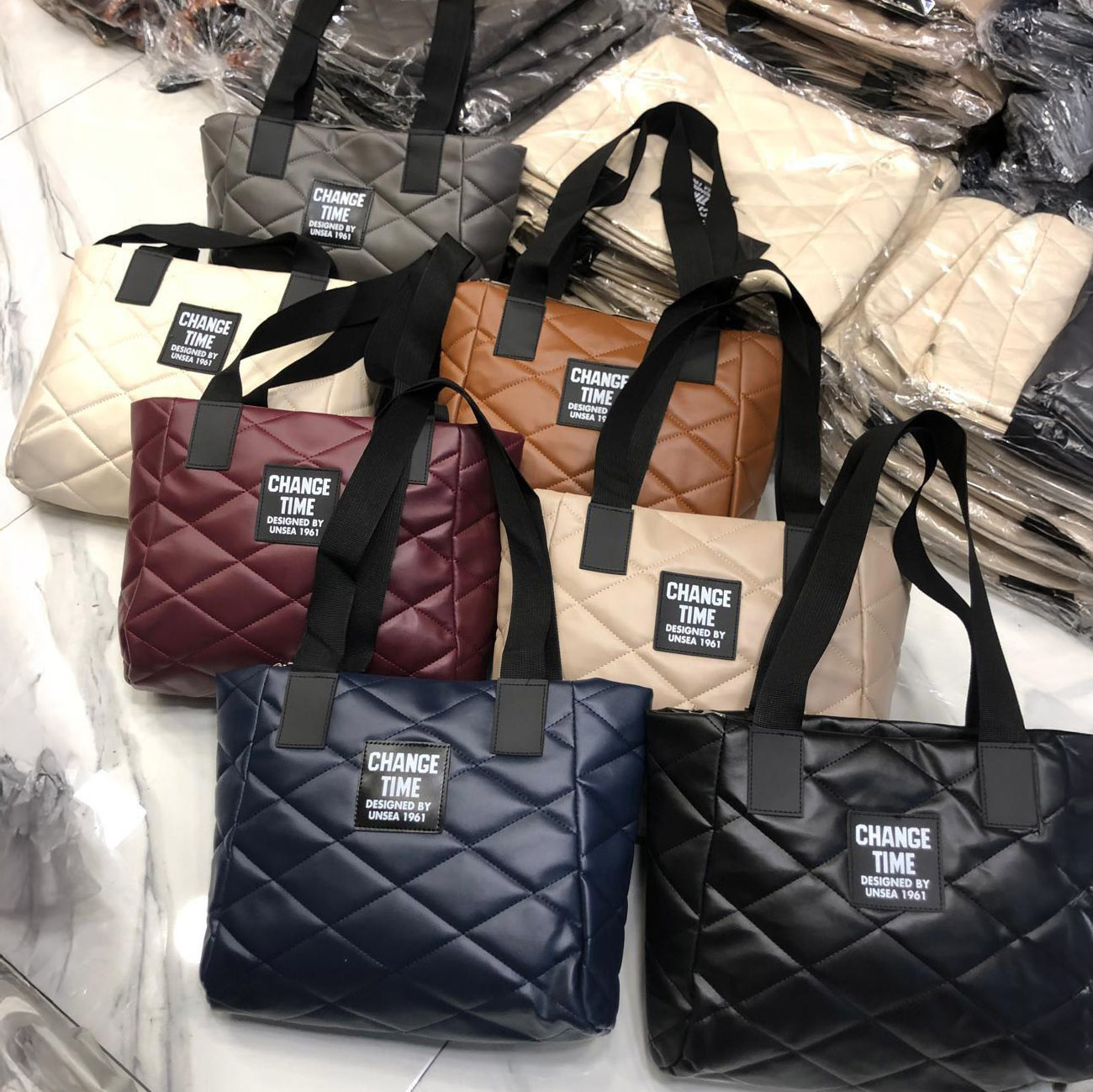 Kapitone Çanta Kitap Sığıyor